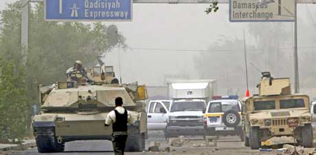 En amerikansk tanks sperrer av omrdet der selvmordsbombene gikk av. (Foto: AFP/Scanpix)