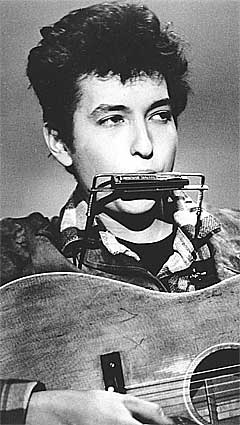 Bob Dylan tok også tirsdag fram sitt munnspill, slik som på dette bildet fra 1963. Foto: AP.