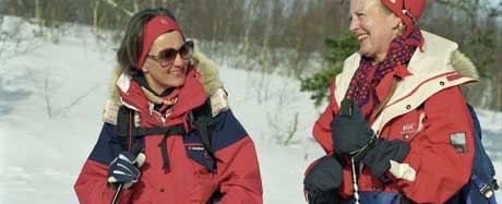DRONNINGTUR: Dronning Sonja tar ofte med seg sin danske kollega dronning Margrethe p skiturer i norsk natur. Dette bildet er fra en tur i Nord-Norge for ti r siden. (Foto: Bjrn Sigurdsn/Scanpix)