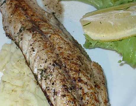 Server makrellen med potetstappe, salat, sitron og litt gresslk. Foto: NRK.
