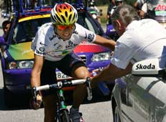 Alejandro Valverde fikk hjelp av doktoren på den 12. etappen. (Foto: AFP/Scanpix)