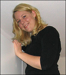 Peiling på vafler: Lise Horn serverer vafler ved Sjømannskirken i Rotterdam. (Foto: privat)