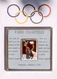Det er satt opp en minneplate på stedet der Fabio Casartelli mistet livet. (Foto: NRK)