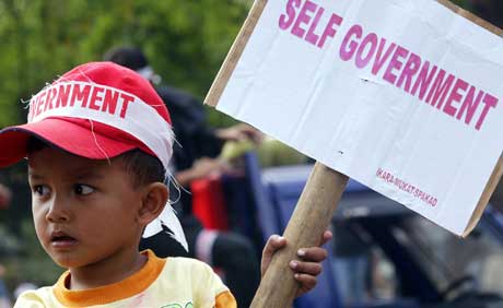 Denne indonesiske guttens ønske om selvstyre i Aceh-provinsen, kan være et hakk nærmere oppfyllelse. I morgen ventes et utkast til fredsavtale. (Foto: Reuters)