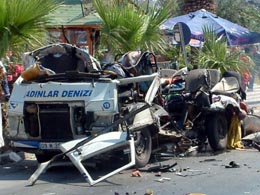 Minibussen ble fullstendig ødelagt i eksplosjonen. (Foto: Reuters/Anatolian)