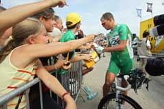 Thor Hushovd skrev autografer før starten på 14. etappe. (Foto: AP/Scanpix)