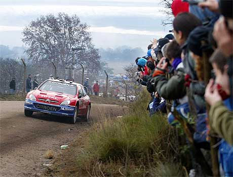 Sebastien Loeb leder VM, 23 poeng foran Petter Solberg. Kan han ta sin sjette strake seier i Rally Argentina? (Foto: Ali Burafi/AFP/SCANPIX) Sebastien Loeb leder VM, 23 poeng foran Petter Solberg. Kan han ta sin sjette strake seier i Rally Argentina? (Foto: Ali Burafi/AFP/SCANPIX)