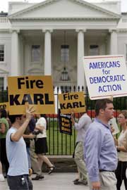 Mange har demonstrert for å få Karl Rove avsatt. (Foto: Scanpix/Reuters/S. Healey)