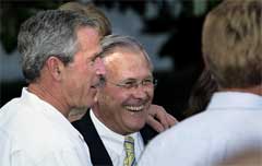 Bush holder fast ved Donald Rumsfeldt (Foto: Scanpix/AP/ P. Edmonds)