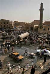En eksplosjon i Bagdad drepte minst 100 mennesker den 16.juli 2005 (Foto: Scanpix/AP/H. Mizban)