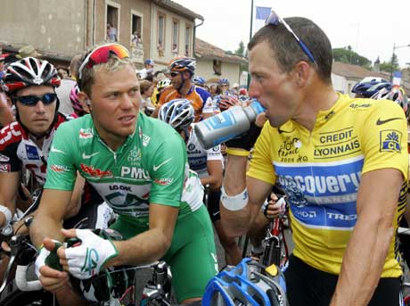 Thor Hushovd i samtale med Lance Armstong før starten på 15. etappe. (Foto: Reuters/Scanpix)