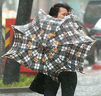 En taiwansk kvinne streber med paraplybruken. (Foto: AP/Scanpix)