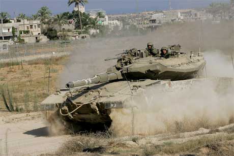 Israelske stridsvogner er klare til innsats på Gazastripa. (Foto: AP/Scanpix)