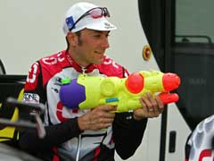 Ivan Basso brukte hviledagen til å skrive ny kontrakt og leke med vannpistol. (Foto: AFP/Scanpix)