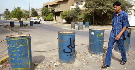 Barrikader i en boliggate i Bagdad skal hindre selvmordsbombere å kjøre inn. (Foto: C.Aziz, Reuters)