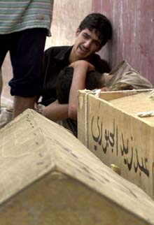 Iraker sørger ved kistene til noen av de drepte i selvmordsaksjonen i Musayyib lørdag. (Foto: A.Al-marjani, AP)
