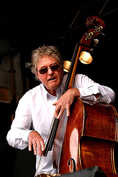 Arild Andersen på åpningen av Moldejazz 2005. Foto: Arne Kristian Gansmo, NRK. Arild Andersen på åpningen av Moldejazz 2005. Foto: Arne Kristian Gansmo, NRK.