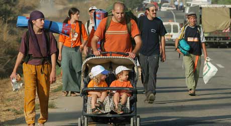 De som støtter opprettholdelsen av de jødiske bosettingene på Gazastripen, har kledt seg i oransje, og de har langt fra oppgitt kampen (Scanpix/AP)