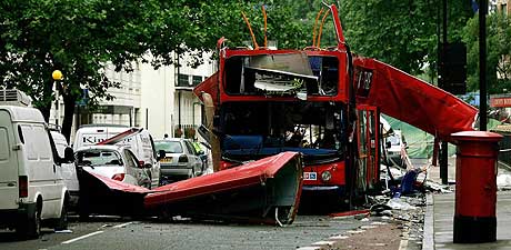 Al Qaida varsler om flere London-lignende terroraksjoner. Bildet viser bussen som var et av mlene til terrorangrepet mot London 7. Juli. (Foto: AP/Scanpix)