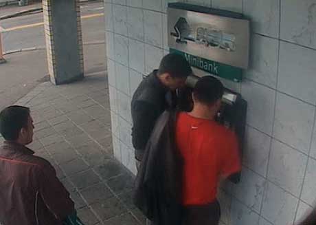 Skimmer Sparebanken Sør - monteres av tre personer(foto: Overvåkingskamera) Skimmer Sparebanken Sør - monteres av tre personer(foto: Overvåkingskamera)