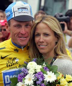 Sheryl Crow følger Lance Armstrong på hans siste Tour. (Foto: AFP/Scanpix)