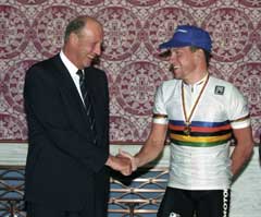Lance Armstrong ble gratulert av Kong Harald etter VM-gullet i 1993. (FOTO: Lise Åserud / SCANPIX)