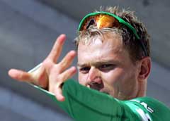 Thor Hushovd vinket til publikum da an tok på seg sprinttrøya etter 16. etappe. (Foto: Reuters/Scanpix)