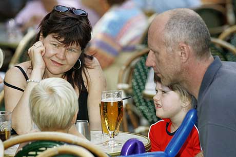 Eva Sigurdardottir og John Jensen fra Danmark mener det er stor forskjell på hva de to kan drikke med barna nærheten, uten at det gjør noe. (Foto: Heiko Junge / Scanpix)