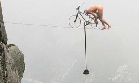 Eskil Rønningsbakken, 1000 meter over lysefjorden. Foto: Espen Glomsvoll Eskil Rønningsbakken, 1000 meter over lysefjorden. Foto: Espen Glomsvoll