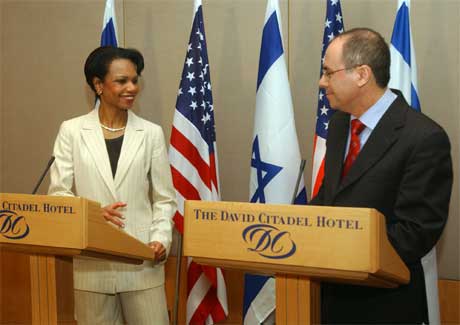 Condoleeza Rice holdt en felles pressekonferanse med sin israelske kollega Silvan Shalom i går kveld. (Foto: AP/Scanpix)