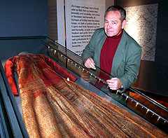 Stabssjef Carl Olsson ved Forsvarsmuseet viser fram det man mener var dronning Margretes kjole. Foto: Rune Petter Ness / SCANPIX 