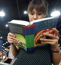 En kinesisk jente leser i en ekte Harry Potter bok. (Foto: AFP/Scanpix)