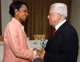 IKKE ISOLERT: USA ønsker ikke et isolert Palestina etter at Israel har trukket seg ut av Gazastripen. Det sa Condoleezza Rice da hun i dag møtte Mahmoud Abbas. (Foto: AP Photo/Omar Rashidi, Palestinian Authority)