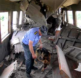 BOMBE: En person ble drept da en bombe eksploderte i dette toget i Dagestan i morges. (Foto: AP Photo/News Team, Dmitry Nikiforov)
