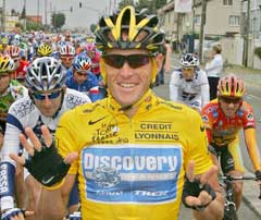 Lance Armstrong viser med fingrene hvor mange Tour de France-seirer han har vunnet. (Foto: AP/Scanpix)