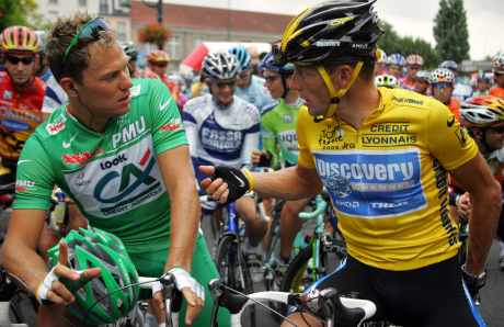 Thor Hushovd og Lance Armstrong foran starten på siste etappe (foto: AFP PHOTO JOEL SAGET) 