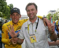 Lance Armstrong takket sportsdirektør Johnan Bruyneel for hjelpen etter sin sjuende seier. (Foto: AP/Scanpix) Lance Armstrong takket sportsdirektør Johnan Bruyneel for hjelpen etter sin sjuende seier. (Foto: AP/Scanpix)