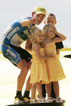 Lance Armstrong sto på podiet med med sine tre barn etter sin sjuende seier. (Foto: Heiko Junge / SCANPIX) Lance Armstrong sto på podiet med med sine tre barn etter sin sjuende seier. (Foto: Heiko Junge / SCANPIX)
