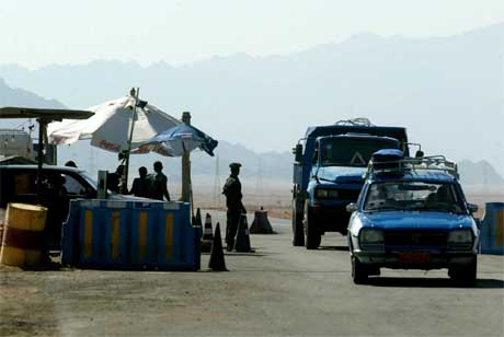 Det er tett mellom kontrollpostane i utkanten av Sharm el-Sheikh. (Foto: AP/Scanpix)
