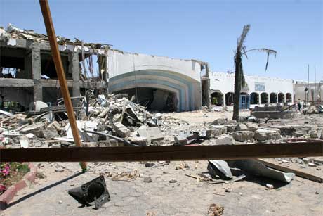 Bombene i Sharm el-Sheikh gjorde enorm skade på fleire turisthotell. (Foto: AFP/Scanpix)