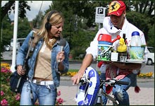 Så mye ga han bort: Frokost-tjenesten er på vei - reporter Merete ser bekymret på fra sidelinjen