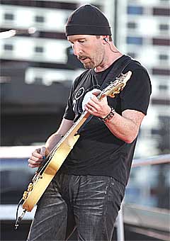 The Edge bidro med sine sedvanlige riff. Foto: Scanpix.