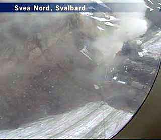 Røyken over Svea fotografert fra fly i går. Foto: NRK 