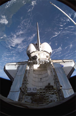 romferja «Discovery» sett fra den internasjonale romstasjonen. (Foto: NASA)