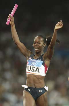 Monique Hennagan jublet etter OL-gullet i Athen. (Foto: AP/Scanpix)