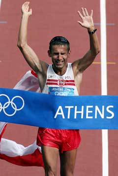 Robert Korzeniowski vant OL-gull i Athen. (Foto: AFP/Scanpix)