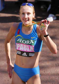 Paula Radcliffe med medaljen etter at hun vant London Maraton i år. (Foto: AFP/Scanpix)