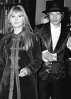 Mick Jagger og Marianne Faithfull i 1967, to år før han hevdet at politiet plantet narkotika hjemme hos ham under en razzia. Nå viser en politirapport hvordan Jagger omgikk det man kaller «samfunnets avskum». Foto: AP / SCANPIX.