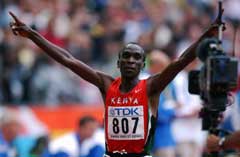 Eliud Kipchoge ble verdensmester på 5000 meter på siste dag av friidretts VM i Paris. (Foto: Cornelius Poppe / SCANPIX)