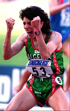 Hassiba Boulmerka jublet etter å ha vunnet VM i Gøteborg i 1995. (Foto: Scanpix)